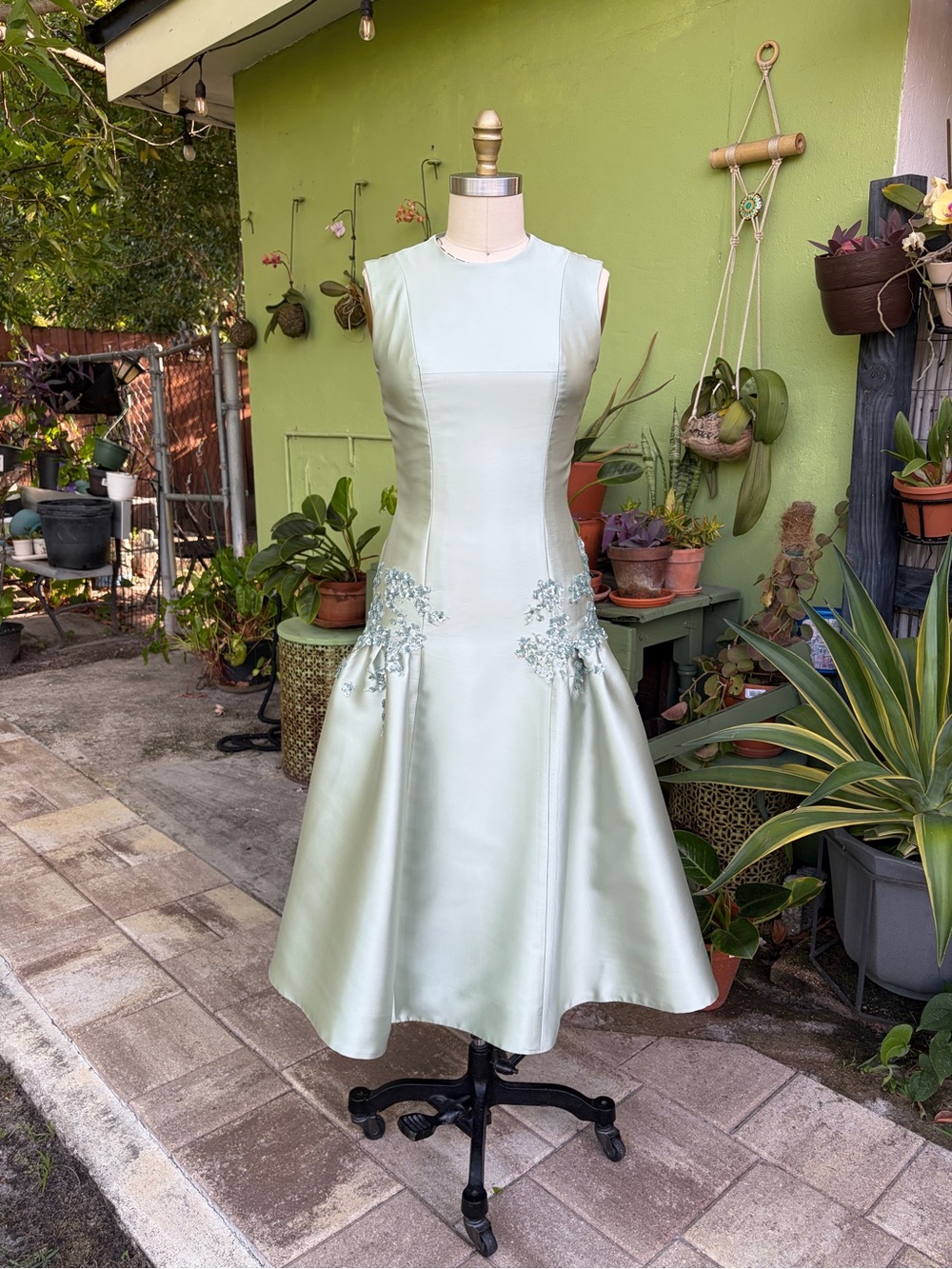 Sleeveless Mint Green Midi Dress with Embroidered Waist